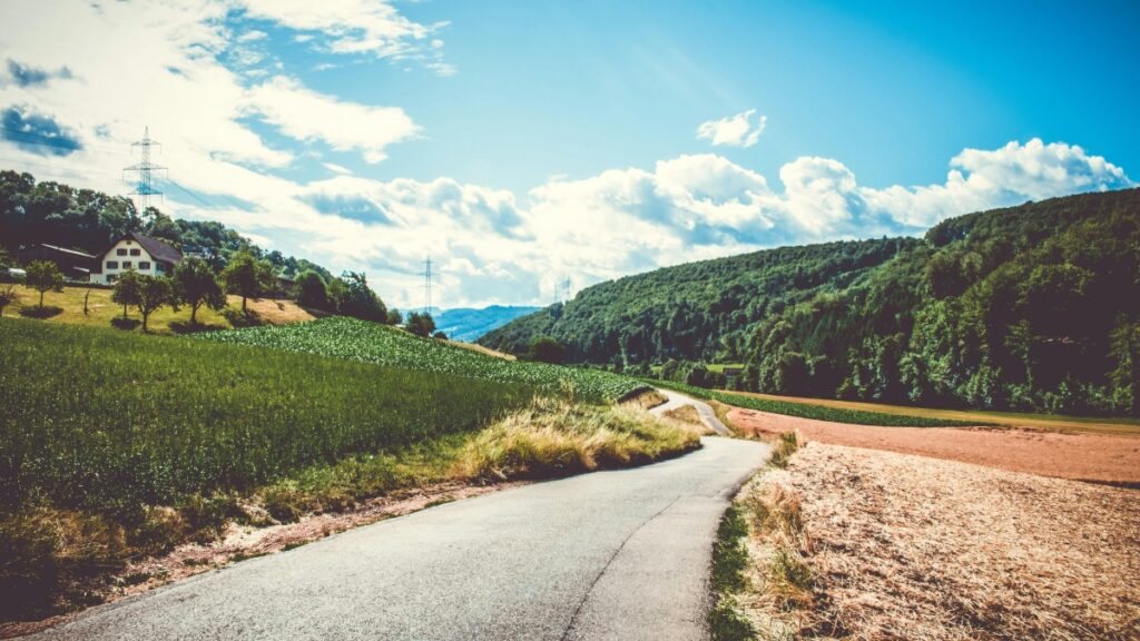 Ein Landschaftsbild mit Feldern und Hügeln unter einer sonnigen Himmel.Byte App Der Versuch,TikTok zu übertreffen,bietet kreative Freiheit und Community-Fokussierung.