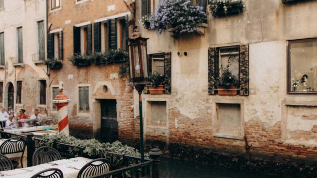 Praktische Anleitung fur Creator in der Schweiz: wie du paraguayische Marken auf Moj findest, kontaktierst und UGCDeals klar machst mit LocalisationTipps, OutreachTemplates und Fallstricken.